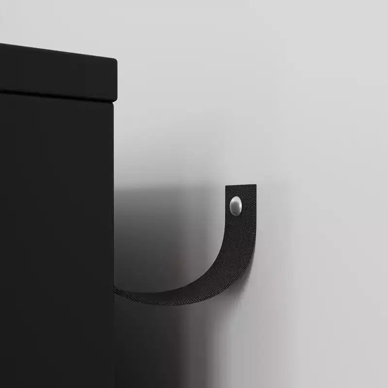 Cassettiera a 6 cassetti bianca e nera con maniglie e gambe in metallo dorato