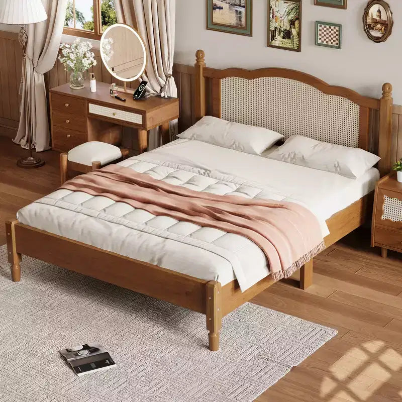 Letto matrimoniale Queen in legno naturale con testiera in rattan, 2 persone