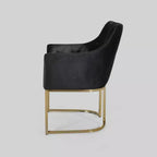 Poltrona di design con gambe dorate, in velluto nero con motivo trapuntato – 1 posto