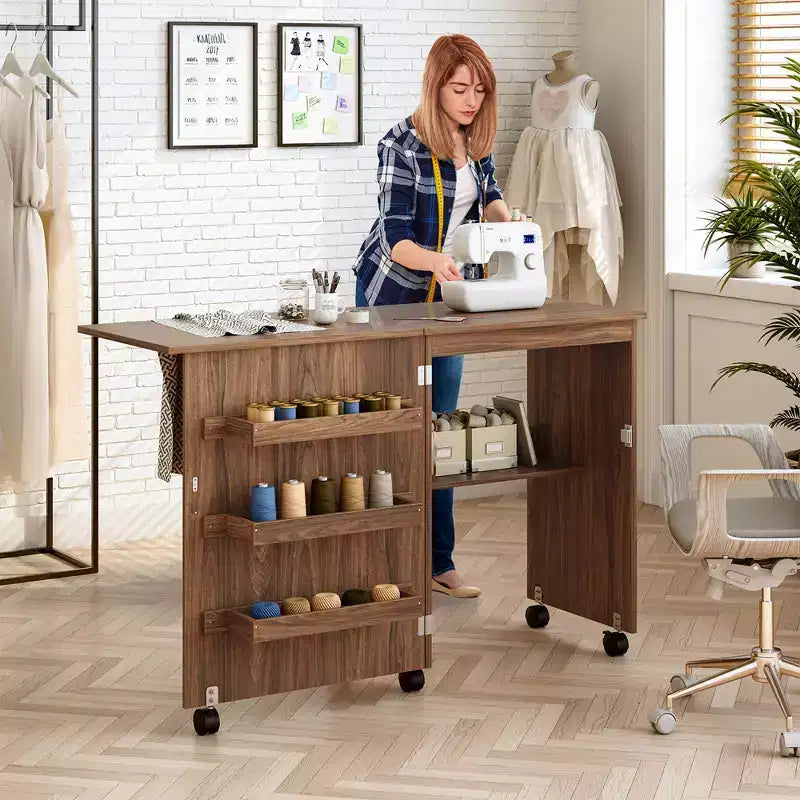 Tavolo da cucito pieghevole marrone/naturale con contenitori e ruote, 1 persona